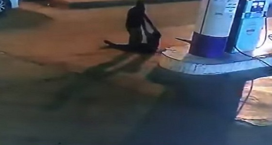 بالفيديو.. القبض على 4 شباب اعتدوا على عامل محطة وقود بالرياض