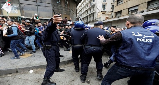 الجزائر تحبس شرطي بعد الاشتباه في قتله 3 متظاهرين