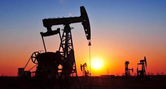 النفط يرتفع بعد أسبوع مضطرب وسط تطمينات المملكة بشأن الإنتاج