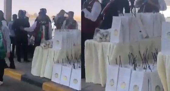 جمارك الكويت توزع هدايا على المسافرين السعوديين احتفالا باليوم الوطني (فيديو)