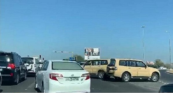 بالفيديو.. الشرطة الكويتية تطارد شاب سرق سيارة تابعة للجيش