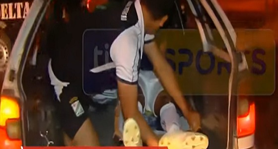 نقل لاعب مصاب إلى المستشفى في صندوق سيارة أجرة ! (فيديو)