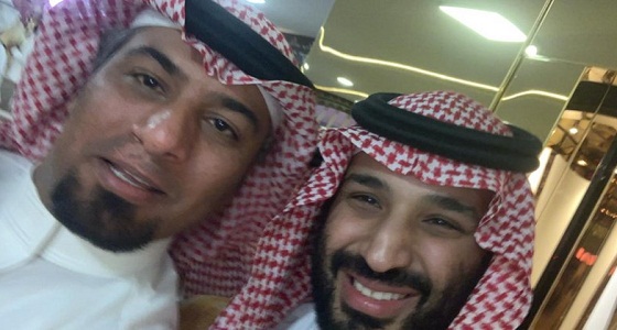 شاهد.. مشهد آخر لتواضع سمو ولي العهد يظهر في مهرجان الهجن