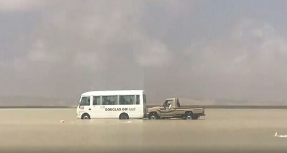 بالفيديو.. لحظة إنقاذ حافلة ركاب من سيول إعصار هيكا بعمان