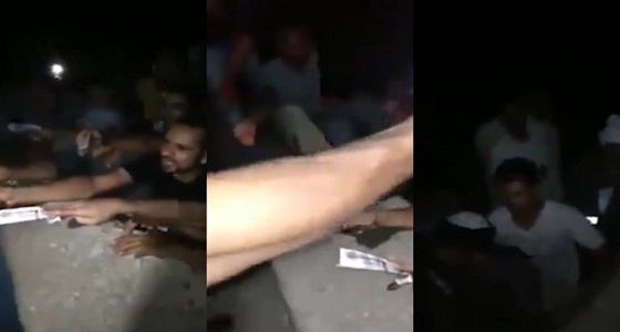 تزاحم وحشود على تاجر مخدرات في بلد عربي يشعل الغضب (فيديو)