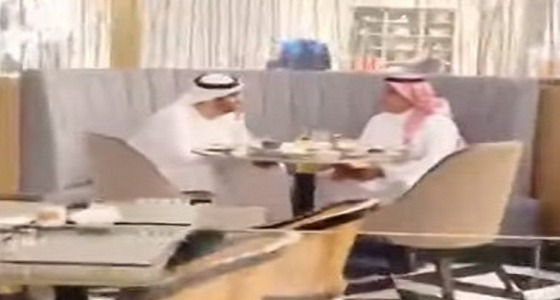 مشهد عفوي.. وزير الإعلام ونظيره الدولة الإماراتي في مول بأبوظبي