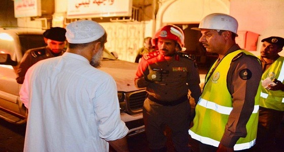 بالصور.. « مدني جدة » يفك احتجاز 3 أشخاص انهار عليهم سقف مبنى