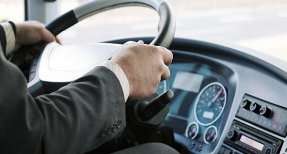 سائق حافلة ينشغل عن الطريق لمشاهدة فيديوهات جنسية