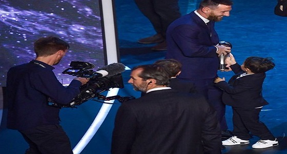 بالصور.. نجل ميسي يخطف «الكاميرات» من والده أثناء فوزه بجائزة أفضل لاعب في العالم