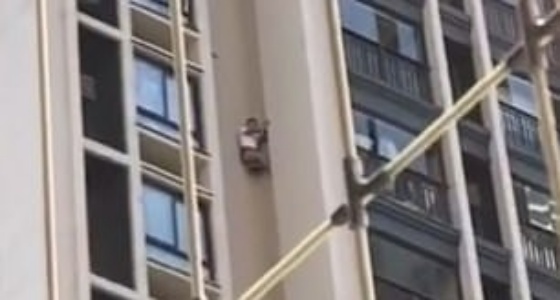 بالفيديو والصور.. شاب يحاول النجاة من الموت بعد سقوطه من مبنى شاهق
