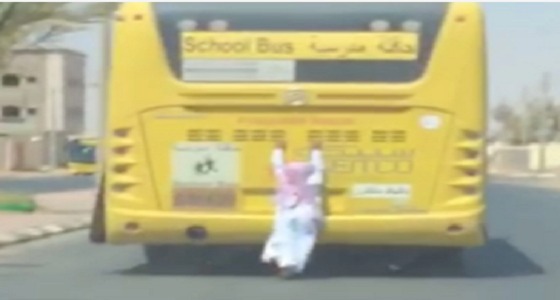 بالفيديو.. سقوط طالب من حافلة مدرسية بتبوك