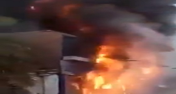 بالفيديو.. اندلاع حريق هائل في وكالة البلح بمصر