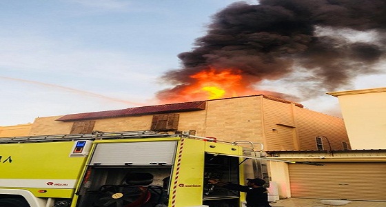 بالصور..اندلاع حريق في فلتين متصلتين دبلوكس  بحي طيبه