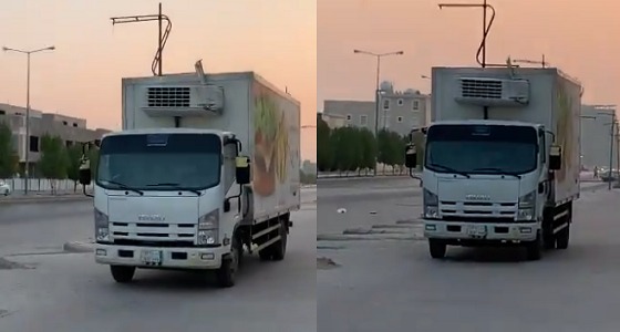 قائد شاحنة يسير على رصيف المشاة متجاهلًا الأنظمة (فيديو)