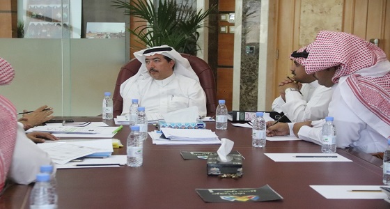 أمين عسير يناقش الفرص الاستثمارية ببلدية خميس مشيط
