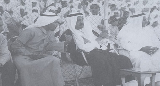 تزامنًا مع مباراة الأخضر واليمن.. صورة تاريخية للأمير عبدالله الفيصل من ملعب ترابي