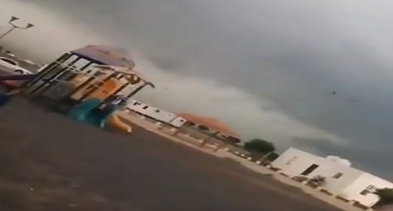 بالفيديو.. صاعقة قوية تفاجئ مصور في جازان