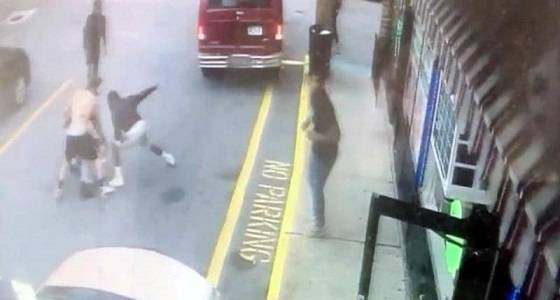  بدلا من مساعدته.. أشخاص يوثقون مقتل طالب بكاميرات هواتفهم  