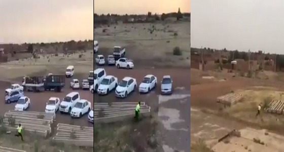 شاهد لحظة هروب حكم من مباراة رسمية في عاصمة عربية خوفًا من الموت