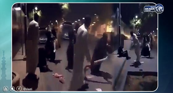 بالفيديو.. شاب يعتدي بالضرب على امرأة في الرياض