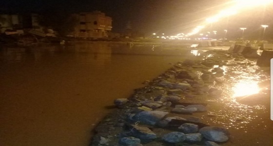 اختفت بالكامل.. أمطار مكة تٌغرق مركبة مواطن في « حفرة »