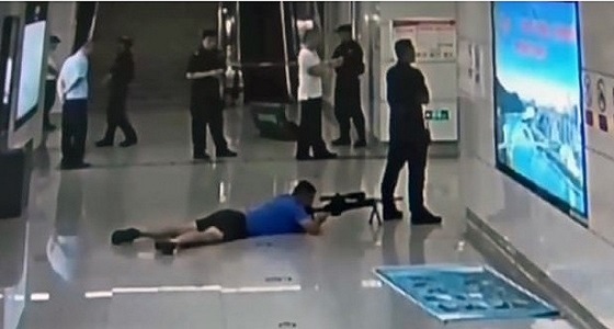 بالفيديو والصور.. قناص ينقذ فتاة مختطفة من موت محتم