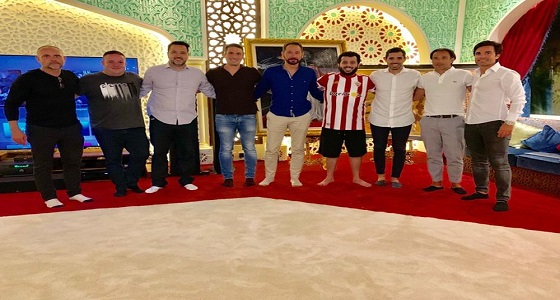 تركي آل الشيخ يشوق الجمهور بصورته مع ألمع مدربي كرة القدم