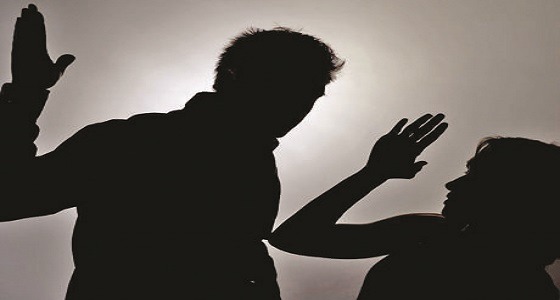 بائع يعتدي على امرأة بركلها ولكمها ويعتذر برسالة نصية!