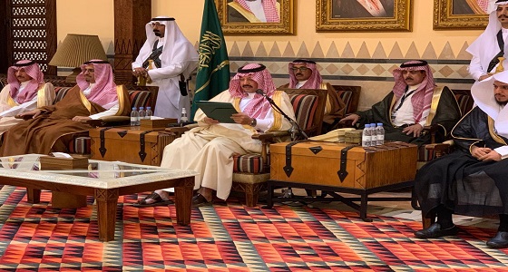 أمير عسير يسلّم 72 مواطناً من ذوي الشهداء والمصابين منحهم الملكية