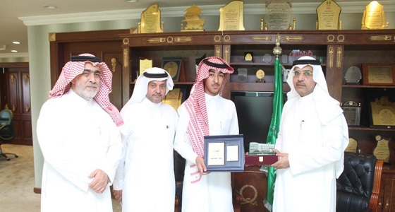 مدير تعليم تبوك يكرم طالبا لتنظيمه حركة السير أثناء تعطل إحدى إشارات المرور