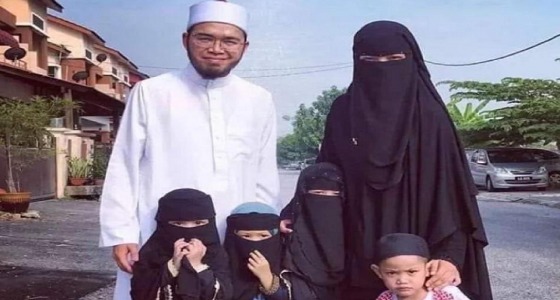 صورة رائعة لعائلة يابانية حديثة العهد بالإسلام