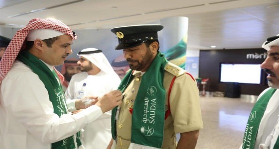 بالفيديو والصور.. استقبال حافل للسعوديين بمطار دبي بمناسبة اليوم الوطني