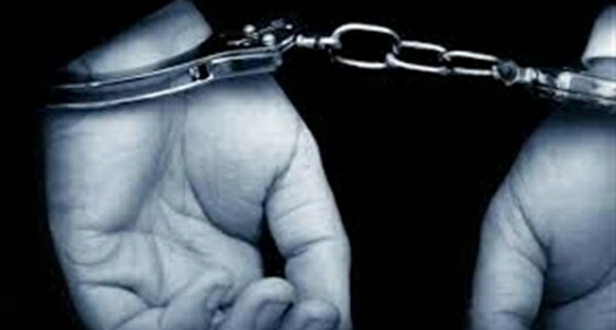 ” مختل ” يجبر زوجته وطفلته على السير فوق كسر الزجاج