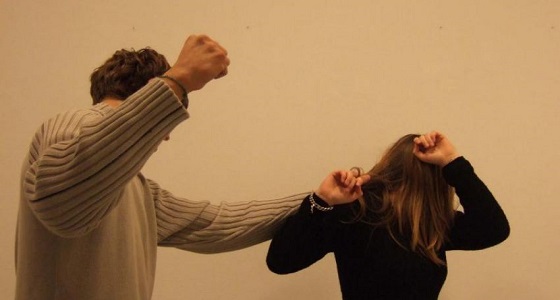 شاب يضرب خطيبته حتى الموت بشكل عنيف