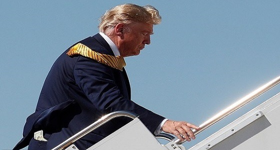 بالفيديو.. ترامب يضع دولارات في جيبه الخلفي ويضطر لكشف السر