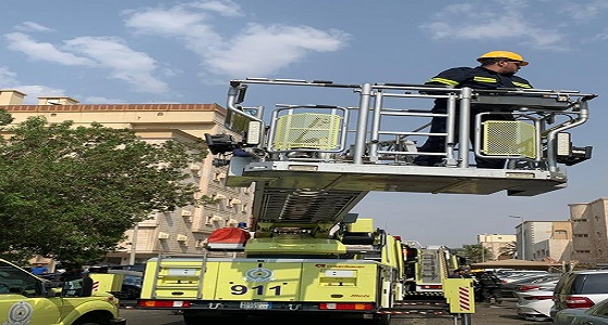 بالصور..احتجاز 5 أشخاص إثر اندلاع حريق في شقة بجدة