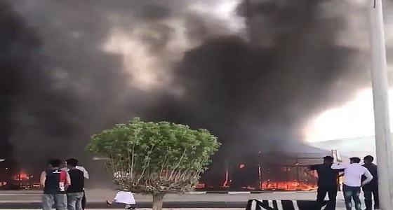 بالفيديو .. حريق هائل بمستودعات لبناء الخيام بحفر الباطن والدفاع المدني يباشر