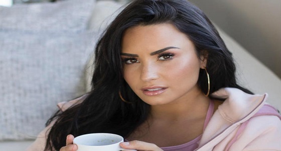 بصورة عارية ورسالة مؤثرة.. ديمي لوفاتو تعترف: أخجل من جسدي
