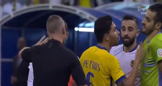 شاهد.. بيتروس يشتبك مع لاعبي الحزم في نهاية الشوط الأول