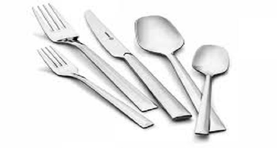 ملاعق وسلاسل .. استخراج أدوات مائدة من بطن مريض