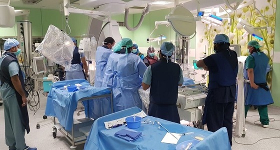 فريق طبي ينهي معاناة أربعينية من ورم ويعيد الحركة لأطرافها في بجدة