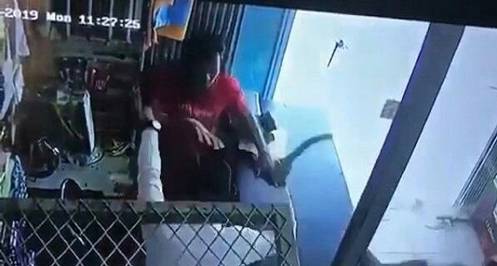 بالفيديو.. لحظة السطو المسلح على محل تموينات في حي النظيم بالرياض 