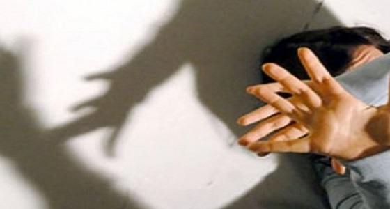 بالفيديو .. ” طفلة ” تهرب من زوجها وأسرتها وتسلم نفسها للشرطة