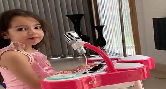 مكة محمد صلاح تعزف على البيانو وتغني بالإنجليزية (فيديو)