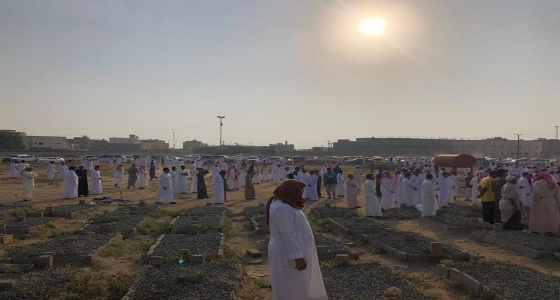 بالصور.. أهالي جازان يشيعون جثمان المواطنة المتوفية على يد شقيقها