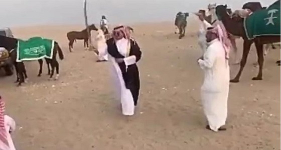 بالفيديو..الأمير ناصر بن نواف يحتفل باليوم الوطني في الصحراء