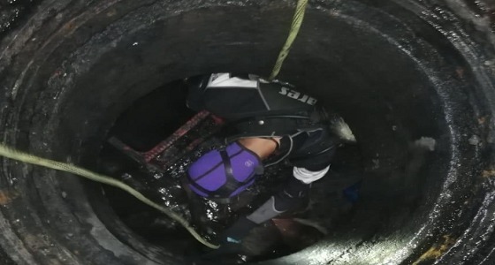 سقوط شخصين داخل تمديدات الصرف الصحي في محايل