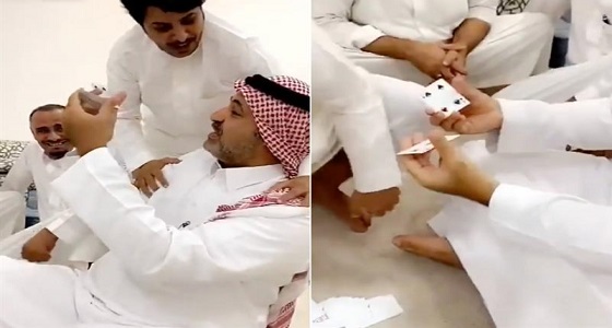 بالصور.. مواطن يبتكر عروضا غير متوقعة لـ ” الكوتشينة ” في مدن المملكة ودول عربية