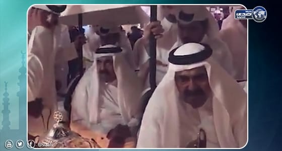 بالفيديو.. ظهور مفاجئ لأمير قطر السابق يؤكد تدهور حالته الصحية