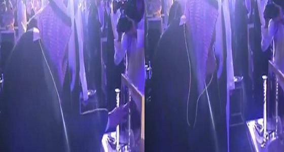 بالفيديو.. خادم الحرمين يقبل صورة المؤسس في مطار الملك عبدالعزيز الجديد